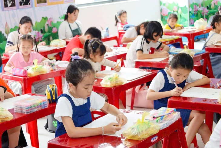 370 thiếu nhi TP.HCM kể chuyện về Bác Tôn qua tranh vẽ - Ảnh 3.