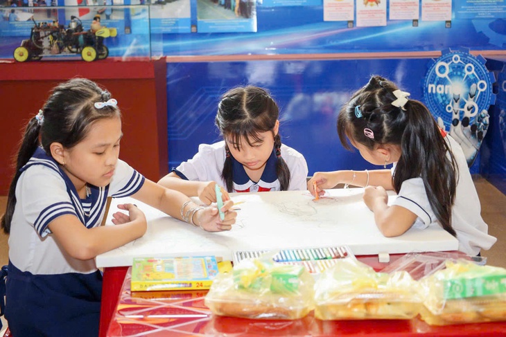 370 thiếu nhi TP.HCM kể chuyện về Bác Tôn qua tranh vẽ - Ảnh 12.