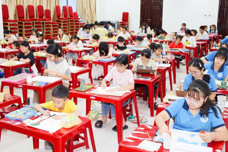 370 thiếu nhi TP.HCM kể chuyện về Bác Tôn qua tranh vẽ - Ảnh 4.