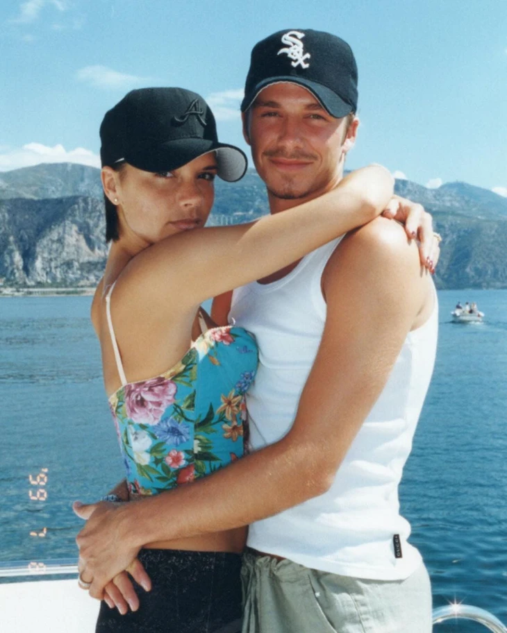 Victoria và David Beckham kỷ niệm ngày cưới: Hơn 20 năm vẫn mê diện đồ đôi - Ảnh 12.