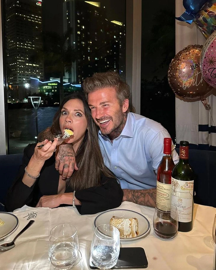 Victoria và David Beckham kỷ niệm ngày cưới: Hơn 20 năm vẫn mê diện đồ đôi - Ảnh 11.