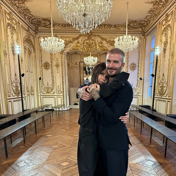 Victoria và David Beckham kỷ niệm ngày cưới: Hơn 20 năm vẫn mê diện đồ đôi - Ảnh 9.