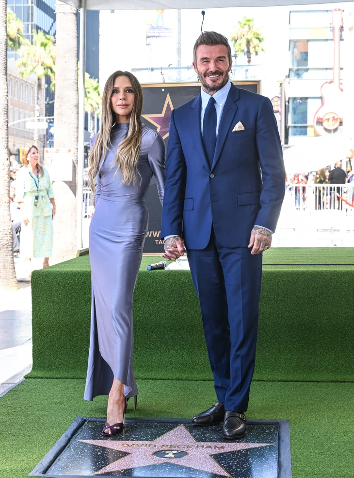 Victoria và David Beckham kỷ niệm ngày cưới: Hơn 20 năm vẫn mê diện đồ đôi - Ảnh 3.