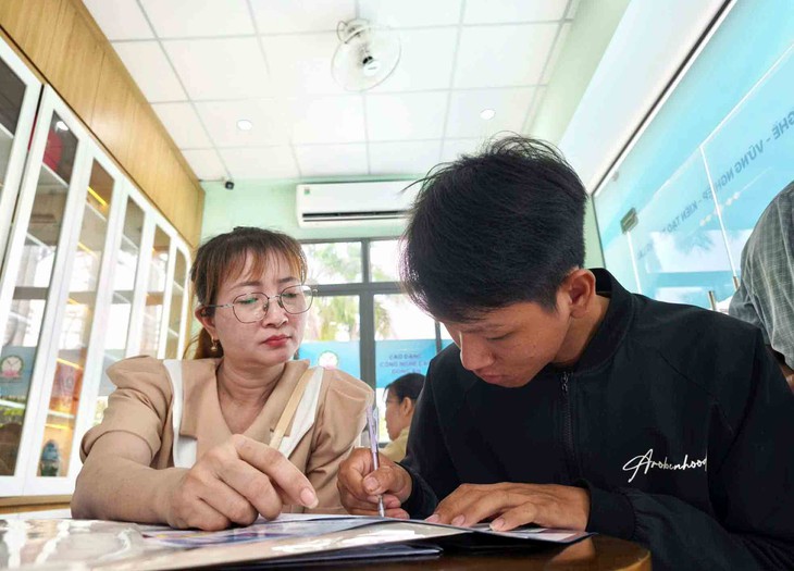 Không đủ 15 điểm, nhiều thí sinh chuyển từ đại học sang cao đẳng - Ảnh 1.