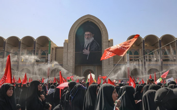 Khi nỗi đau hóa thành sự gắn kết: Không khí đặc biệt trên đường phố Iran ngày quốc tang - Ảnh 7.