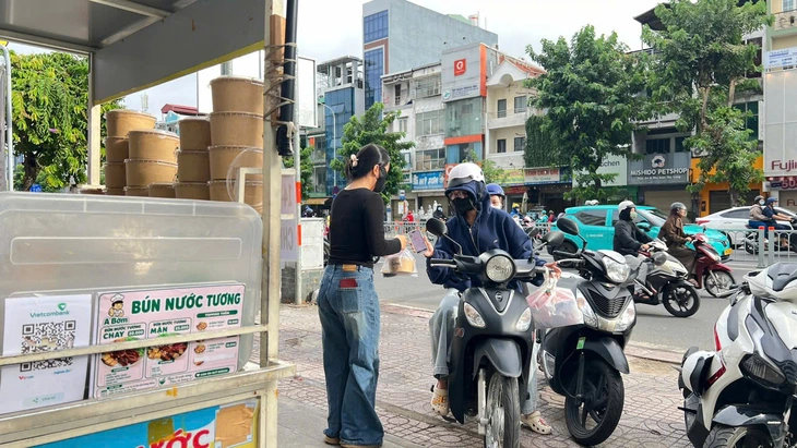 Khởi nghiệp bún nước tương 20.000 đồng/tô, nhờ chatGPT làm bảng hiệu đỡ tốn kém - Ảnh 5.