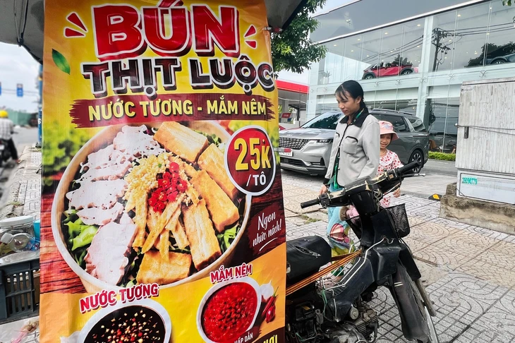 Khởi nghiệp bún nước tương 20.000 đồng/tô, nhờ chatGPT làm bảng hiệu đỡ tốn kém - Ảnh 6.