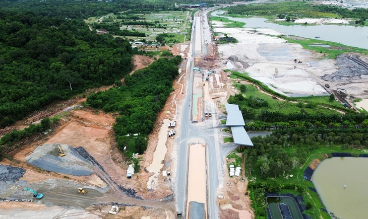 Công nhân bám sát công trường dự án APEC 2027 tại Phú Quốc giữa Thời tiết xấu - Ảnh 2.