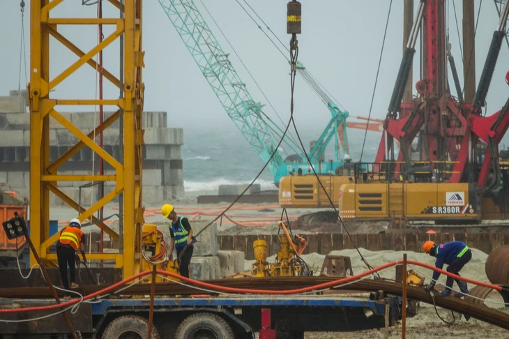Công nhân bám sát công trường dự án APEC 2027 tại Phú Quốc giữa Thời tiết xấu - Ảnh 1.