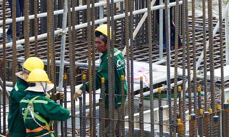 Công nhân bám sát công trường dự án APEC 2027 tại Phú Quốc giữa Thời tiết xấu - Ảnh 1.