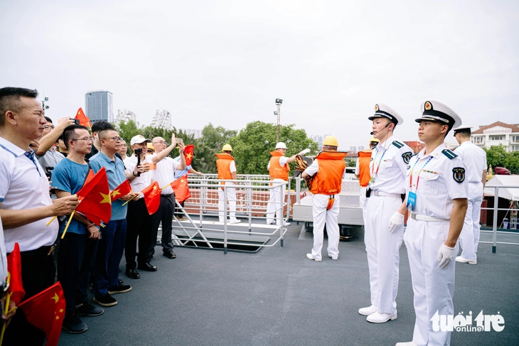 Tàu huấn luyện hiện đại nhất Hải quân Trung Quốc đến thăm TP.HCM - Ảnh 10.