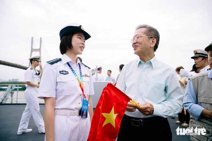 Tàu huấn luyện hiện đại nhất Hải quân Trung Quốc đến thăm TP.HCM - Ảnh 11.