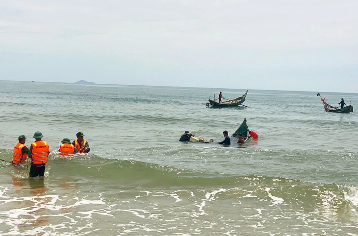 Bị tàu khác tông khiến ghe chìm, ngư dân bị thương bơi 1 hải lý - Ảnh 3.