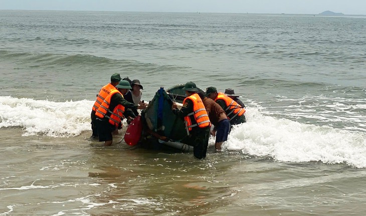 Bị tàu khác tông khiến ghe chìm, ngư dân bị thương bơi 1 hải lý - Ảnh 4.