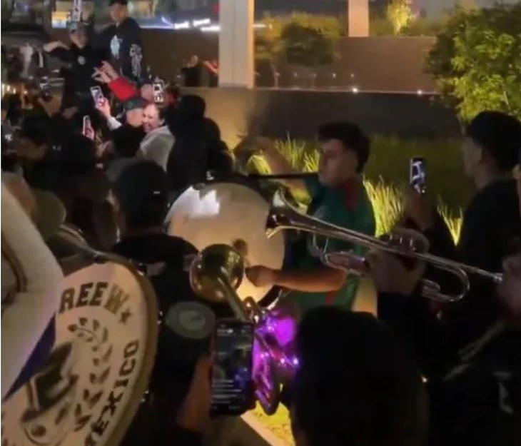 Cổ động viên Mexico 'khủng bố bằng... tiếng ồn' trước khách sạn của đội tuyển Anh - Ảnh 1.