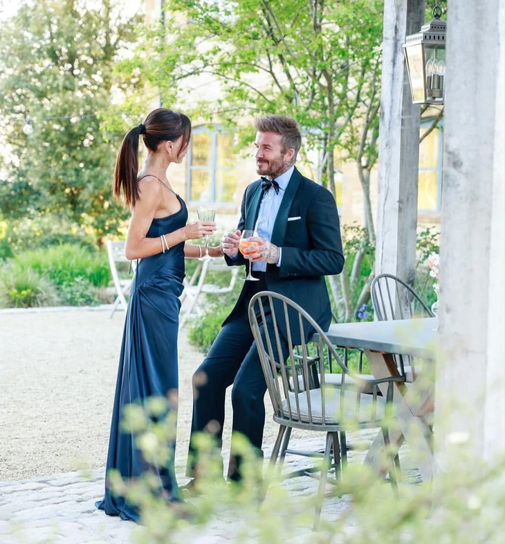 Victoria và David Beckham kỷ niệm ngày cưới: Hơn 20 năm vẫn mê diện đồ đôi - Ảnh 2.