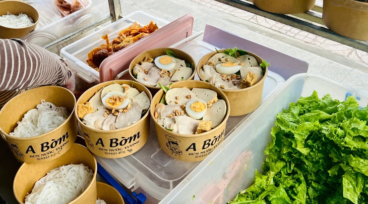 Khởi nghiệp bún nước tương 20.000 đồng/tô, nhờ chatGPT làm bảng hiệu đỡ tốn kém - Ảnh 2.
