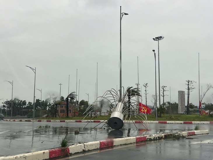Bão số 1 quần thảo liên tục, hàng trăm cây xanh gãy đổ, hàng chục căn nhà tốc mái, người dân Móng Cái trắng đêm chống bão - Ảnh 2.