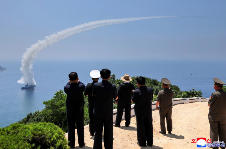 Triều Tiên thử vũ khí hải quân, ông Kim Jong Un trực tiếp giám sát - Ảnh 2.