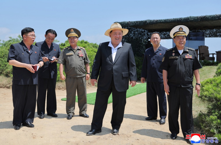 Triều Tiên thử vũ khí hải quân, ông Kim Jong Un trực tiếp giám sát - Ảnh 1.