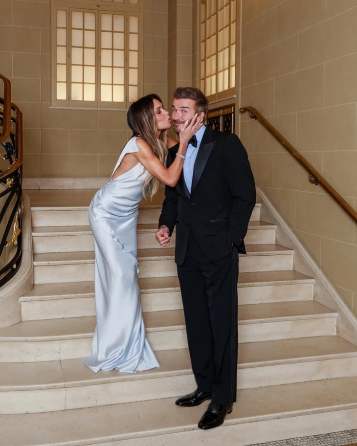 Victoria và David Beckham kỷ niệm ngày cưới: Hơn 20 năm vẫn mê diện đồ đôi - Ảnh 1.