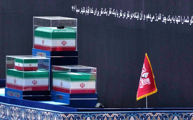 Vì sao Iran trì hoãn tang lễ cố lãnh tụ tối cao Iran Ali Khamenei suốt 4 tháng? - Ảnh 2.