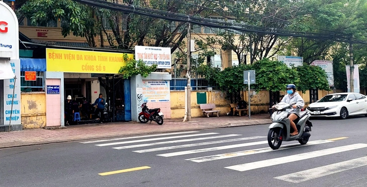 Xác minh vụ người phụ nữ chặn đầu xe hơi thu phí đậu xe ở Hòn Yến - Ảnh 3.