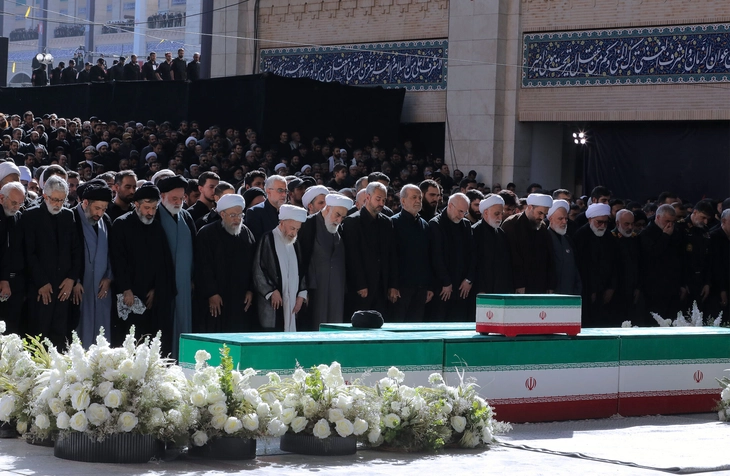 Những hình ảnh nổi bật trong tang lễ cố Lãnh tụ Iran Ali Khamenei - Ảnh 3.