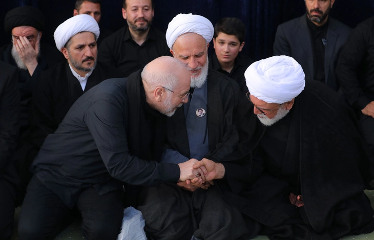 Những hình ảnh nổi bật trong tang lễ cố Lãnh tụ Iran Ali Khamenei - Ảnh 4.