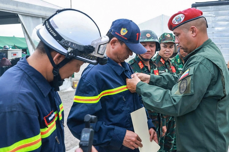 Đoàn cứu nạn, cứu hộ Việt Nam nhận Huy chương 'Anh hùng Venezuela' - Ảnh 1.