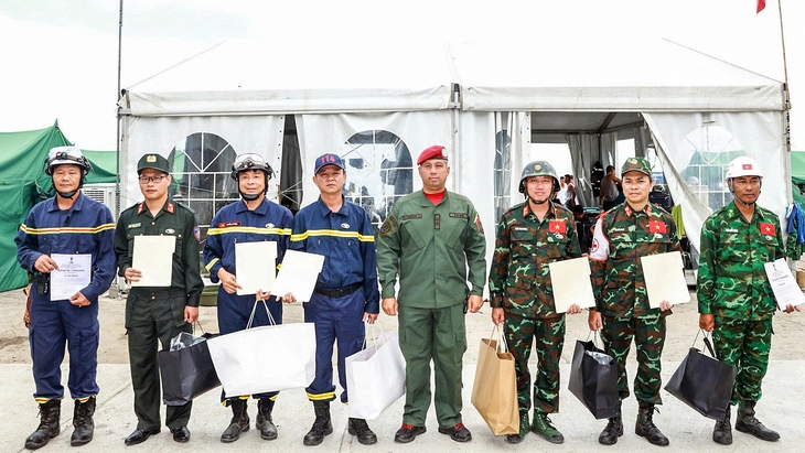 Đoàn cứu nạn, cứu hộ Việt Nam nhận Huy chương 'Anh hùng Venezuela' - Ảnh 2.