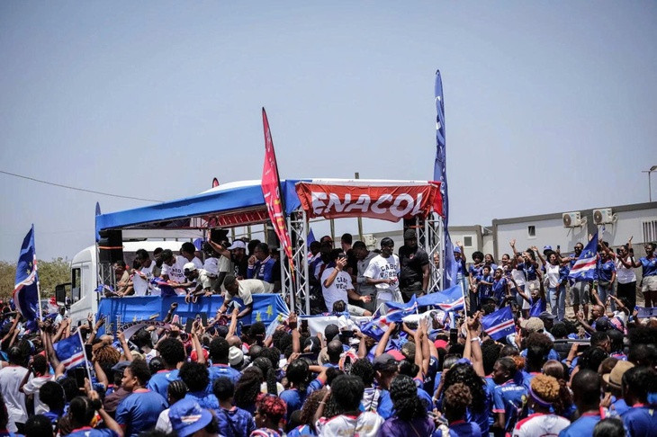 Tuyển Cape Verde được chào đón như người hùng khi trở về từ World Cup - Ảnh 1.