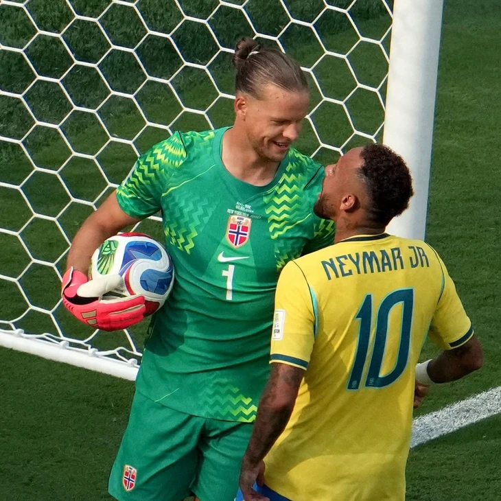 Neymar và thủ môn Na Uy đã nói gì với nhau ở quả phạt đền? - Ảnh 1.