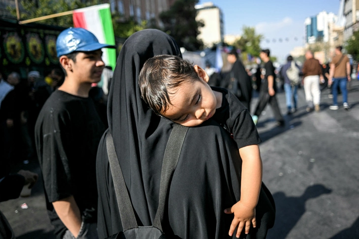 Những hình ảnh nổi bật trong tang lễ cố Lãnh tụ Iran Ali Khamenei - Ảnh 13.