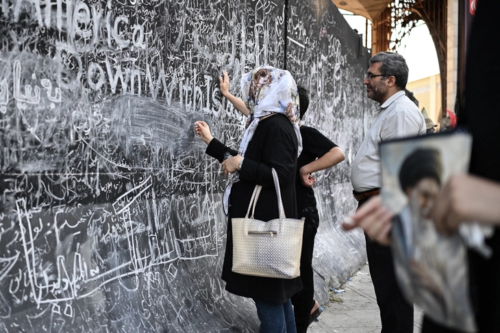 Những hình ảnh nổi bật trong tang lễ cố Lãnh tụ Iran Ali Khamenei - Ảnh 7.