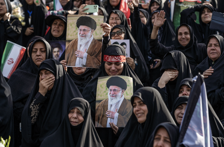 Những hình ảnh nổi bật trong tang lễ cố Lãnh tụ Iran Ali Khamenei - Ảnh 8.