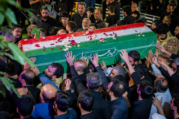 Những hình ảnh nổi bật trong tang lễ cố Lãnh tụ Iran Ali Khamenei - Ảnh 11.