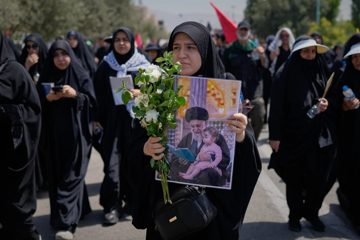 Những hình ảnh nổi bật trong tang lễ cố Lãnh tụ Iran Ali Khamenei - Ảnh 12.