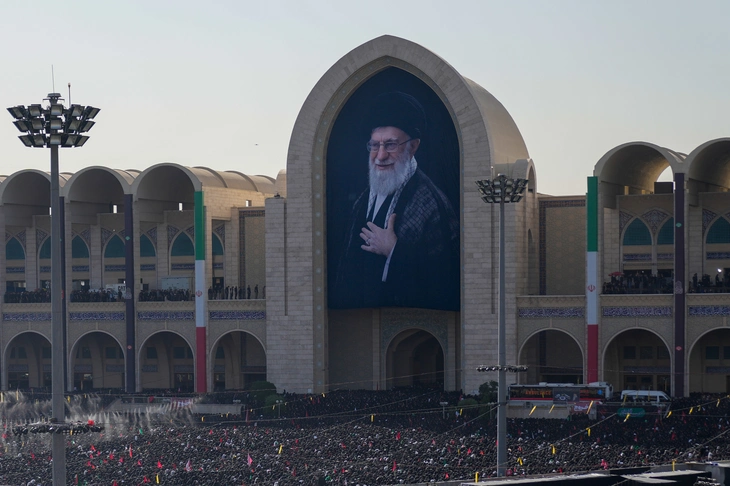 Những hình ảnh nổi bật trong tang lễ cố Lãnh tụ Iran Ali Khamenei - Ảnh 1.