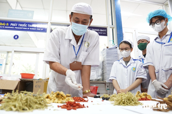 Cận cảnh quy trình sơ chế dược liệu y học cổ truyền ở Viện Y dược học dân tộc TP.HCM - Ảnh 1.
