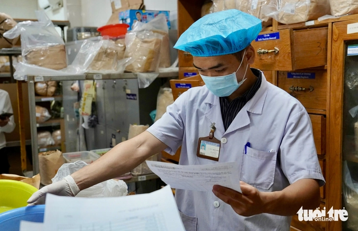 Cận cảnh quy trình sơ chế dược liệu y học cổ truyền ở Viện Y dược học dân tộc TP.HCM - Ảnh 5.