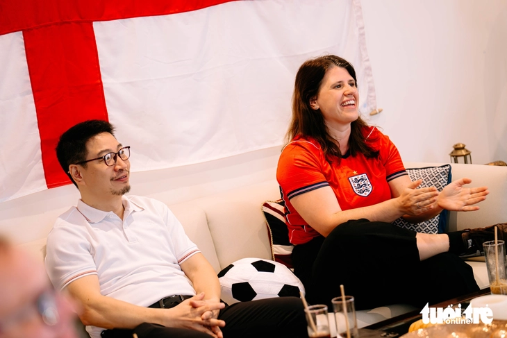 Những nhà ngoại giao 'fan' Tam sư cùng cổ vũ tuyển Anh vào tứ kết World Cup - Ảnh 8.