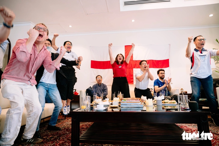 Những nhà ngoại giao 'fan' Tam sư cùng cổ vũ tuyển Anh vào tứ kết World Cup - Ảnh 10.