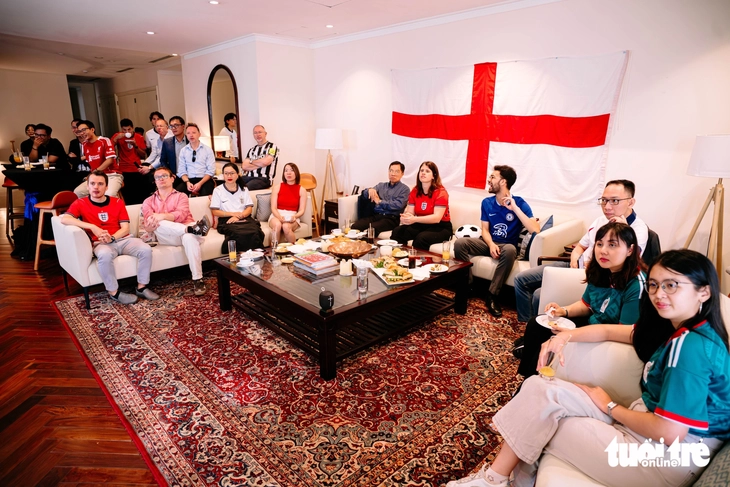 Những nhà ngoại giao 'fan' Tam sư cùng cổ vũ tuyển Anh vào tứ kết World Cup - Ảnh 4.