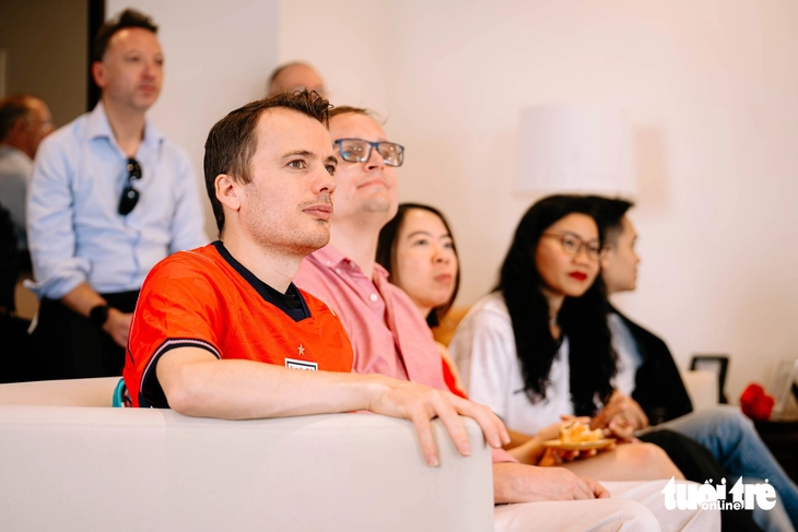 Những nhà ngoại giao 'fan' Tam sư cùng cổ vũ tuyển Anh vào tứ kết World Cup - Ảnh 5.