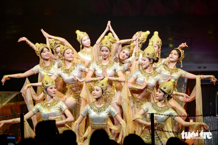 Giới chuyên môn trầm trồ với đại sử thi sân khấu đậm đặc chất Việt Đất nước thiên hùng ca - Ảnh 6.
