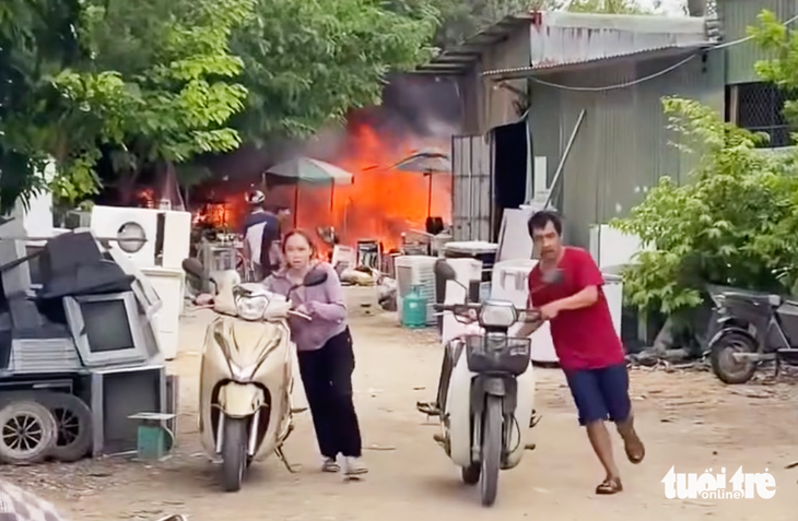 Cháy kho phế liệu cạnh chung cư, hàng trăm cư dân tháo chạy - Ảnh 2.