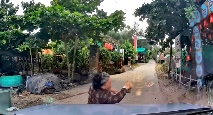 Xác minh vụ người phụ nữ chặn đầu ô tô đòi 20.000 đồng tiền giữ xe ở Hòn Yến - Ảnh 2.