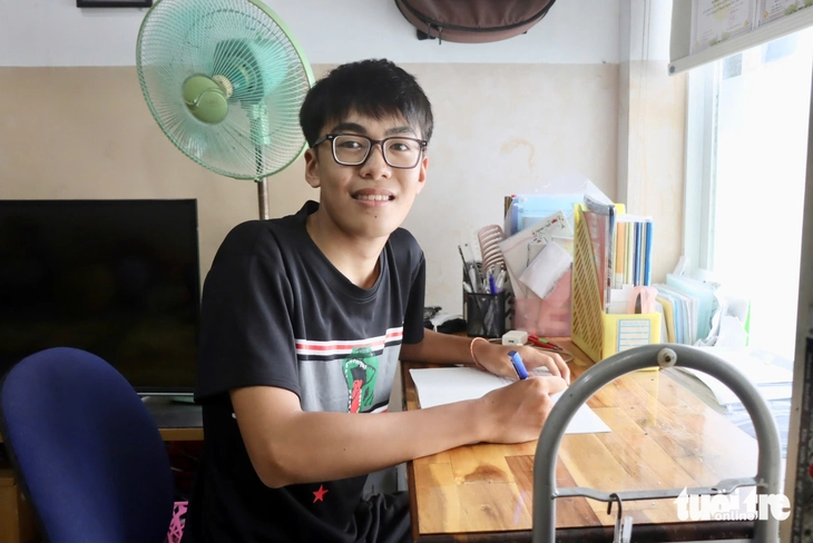 Mồ côi mẹ từ 3 tuổi, nam sinh 18 tuổi làm thợ điện nước gần 10 tiếng/ngày, đạt 9,5 điểm Lịch sử THPT 2026 - Ảnh 1.