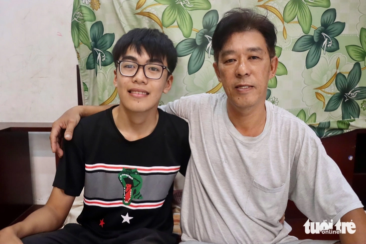 Mồ côi mẹ từ 3 tuổi, nam sinh 18 tuổi làm thợ điện nước gần 10 tiếng/ngày, đạt 9,5 điểm Lịch sử THPT 2026 - Ảnh 2.
